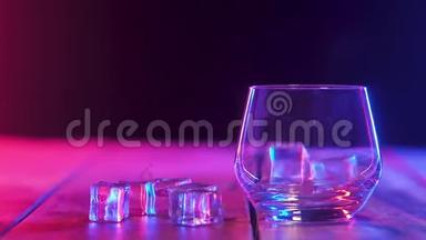 空杯子里，掉落的冰块。 互相弹跳。 彩色照明。 特写镜头。
